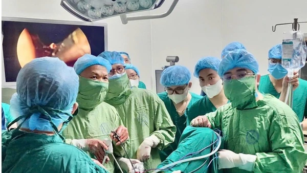 Các bác sĩ tiến hành kỹ thuật phẫu thuật nội soi. 