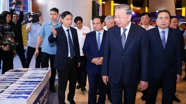 Ông Ngô Chí Dũng, Chủ tịch Hội đồng Quản trị Hệ thống Bệnh viện đa khoa Tâm Anh, Vaccine VNVC giới thiệu với Tổng Bí thư Tô Lâm và các lãnh đạo cấp cao của Đảng, Nhà nước về khu vực trưng bày của Hệ sinh thái Tâm Anh VNVC tại triển lãm. (Ảnh: NHẬT BẮC)