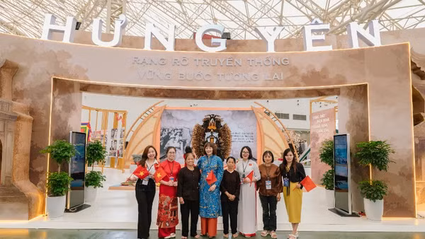 Khách tham quan hào hứng check-in trước cổng chào của gian Triển lãm tỉnh Hưng Yên.