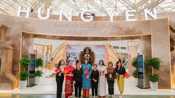 Khách tham quan hào hứng check-in trước cổng chào của gian Triển lãm tỉnh Hưng Yên.