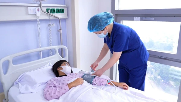 T.Q sinh năm 2011 phát hiện chảy máu não từ cơn đau đầu thoáng qua.