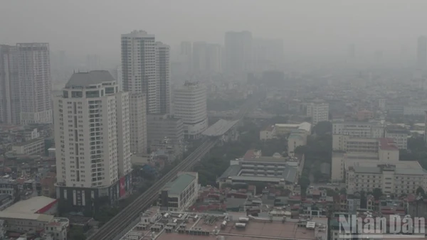 Tình trạng không khí Hà Nội vẫn tiếp tục ở mức rất xấu. (Ảnh: HOÀI AN)