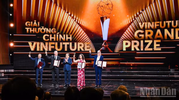 Chủ tịch Quốc hội Trần Thanh Mẫn trao Giải thưởng Chính VinFuture 2025. (Ảnh: THÀNH ĐẠT)