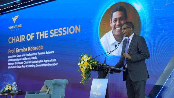 Giáo sư Ermias Kebreab trình bày tại Tọa đàm Khoa học vì cuộc sống thuộc Tuần lễ Khoa học Công nghệ VinFuture. 