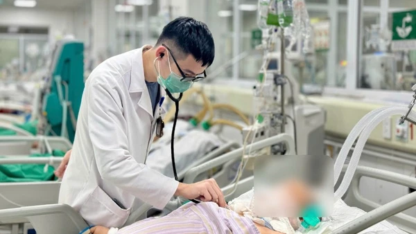 Bác sĩ thăm khám cho người bệnh.