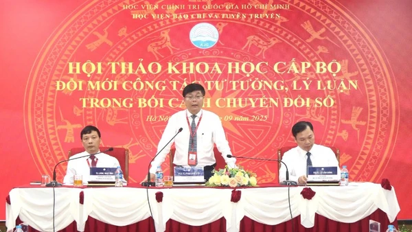 Phó Giáo sư, Tiến sĩ Phạm Minh Sơn, Giám đốc Học viện Báo chí và Tuyên truyền phát biểu khai mạc Hội thảo.