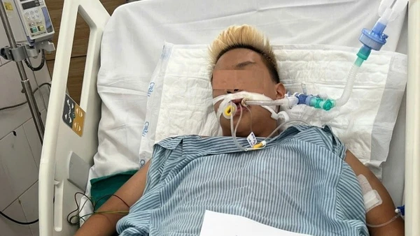 Khi mới nhập viện, bệnh nhân phải đặt ống nội khí quản, thở máy.