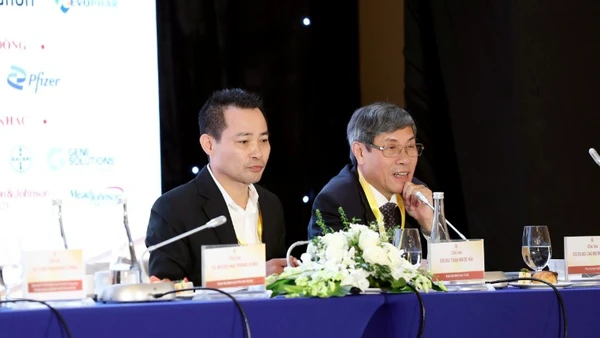 Tiến sĩ, bác sĩ chuyên khoa II Mai Trọng Hưng, Giám đốc Bệnh viện Phụ sản Hà Nội (trái) chủ tọa phiên khoa học.