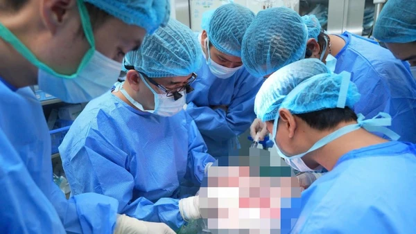 Các bác sĩ tiến hành phẫu thuật ghép gan cho người bệnh. 