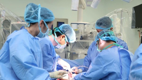 Ê-kíp tiến hành ghép gan cho người bệnh. 