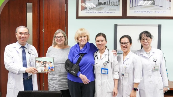 Giáo sư Mary-Claire King và Tiến sĩ Kathleen Ann Leppig, chuyên gia di truyền học lâm sàng đã gắn bó với Bệnh viện Nhi Trung ương từ năm 2011.