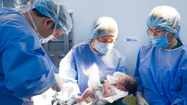 Em bé chào đời bằng kỹ thuật thụ tinh trong ống nghiệm. 