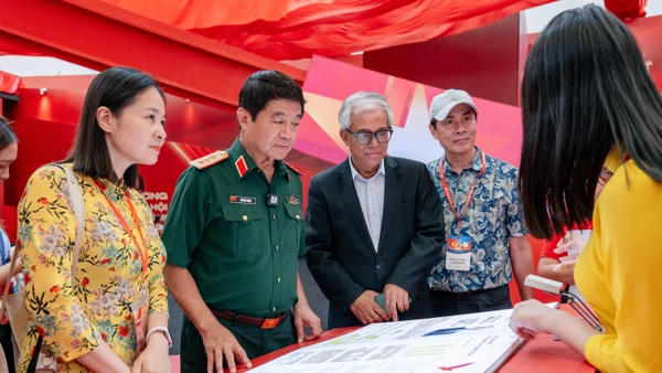 Đại sứ Phạm Quang Vinh và Thượng tướng Võ Văn Tuấn đang trải nghiệm sách tương tác về các kỳ Đại hội Đảng - nơi lưu giữ và giới thiệu các quyết sách trọng đại của Đảng Cộng sản Việt Nam.