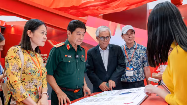 Đại sứ Phạm Quang Vinh và Thượng tướng Võ Văn Tuấn đang trải nghiệm sách tương tác về các kỳ Đại hội Đảng - nơi lưu giữ và giới thiệu các quyết sách trọng đại của Đảng Cộng sản Việt Nam.