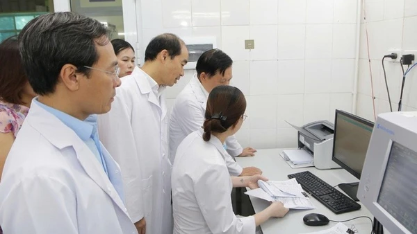 Lãnh đạo Sở Y tế Hà Nội kiểm tra các cơ sở y tế trên địa bàn thực hiện triển khai bệnh án điện tử trong khám, chữa bệnh.