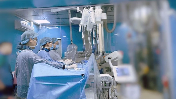 Các bác sĩ Khoa Chẩn đoán hình ảnh – Bệnh viện Hữu nghị Việt Đức đang tiến hành lấy huyết khối tĩnh mạch não cho bệnh nhân T.