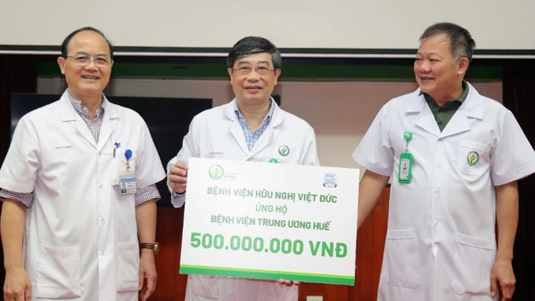 Bệnh viện Hữu nghị Việt Đức tổ chức lễ phát động quyên góp ủng hộ đồng bào và đồng nghiệp tại miền trung chịu thiệt hại nặng nề sau đợt mưa lũ lịch sử.