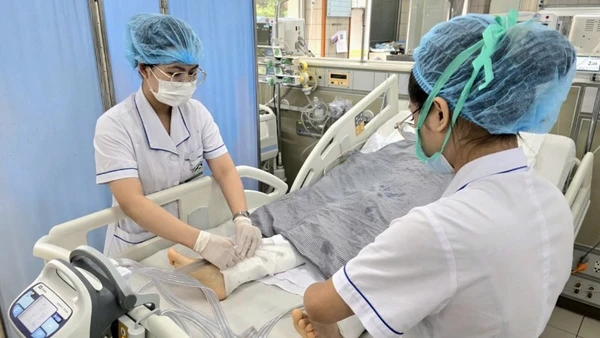 Bệnh nhân đang được chăm sóc, theo dõi rất sát sao tại Bệnh viện Bạch Mai.