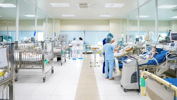 Bệnh nhi được điều trị tại Khoa Điều trị tích cực Nội khoa, Bệnh viện Nhi Trung ương.