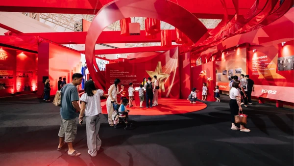 Gen Z nô nức check-in tại triển lãm “95 năm Cờ Đảng soi đường”: Khi lịch sử “chạm” tới trái tim người trẻ