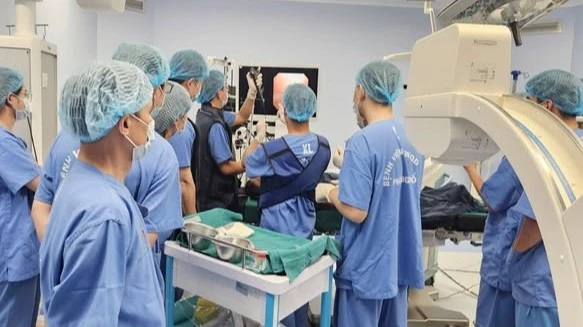 Hình ảnh các bác sĩ đang tiến hành EBUS-IFB cho bệnh nhân.