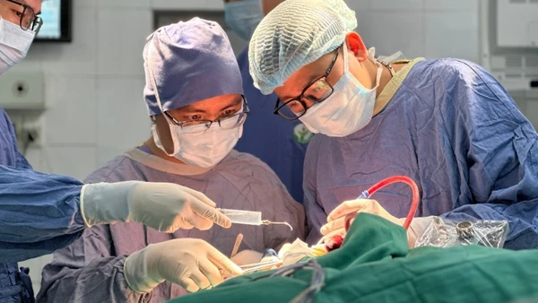 Ê-kíp áp dụng kỹ thuật đặt điện cực theo dõi chức năng liên tục trong lúc bệnh nhân mắc u thần kinh đệm nhu mô não kích thước lớn.