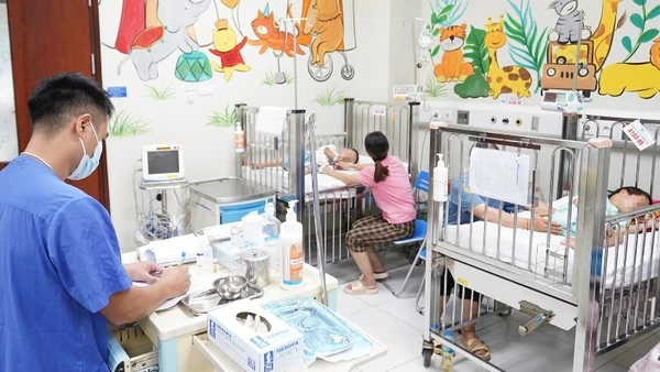 Khoa Cấp cứu và Chống độc, Bệnh viện Nhi Trung ương đang điều trị cho 2 bệnh nhi bị ong đốt. 