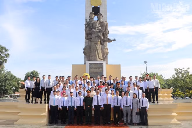 Các đại biểu dự lễ dâng hương tưởng nhớ các Anh hùng liệt sĩ nhân kỷ niệm 79 năm Ngày Thương binh-Liệt sĩ. (Ảnh: HUY VŨ)