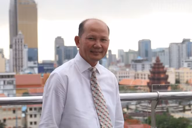 Thạc sĩ Uch Leang, Quyền Vụ trưởng Vụ Nghiên cứu châu Á-châu Phi và Trung Đông, Viện Quan hệ quốc tế thuộc Viện Hàn lâm Hoàng gia Campuchia, Chủ tịch Hội cựu sinh viên Campuchia học tại Việt Nam. (Ảnh: HUY VŨ)