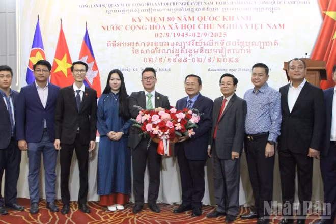 Lãnh đạo tỉnh Battambang chúc mừng Tổng Lãnh sự quán Việt Nam nhân kỷ niệm 80 năm ngày Quốc khánh. (Ảnh: ĐINH TRƯỜNG)