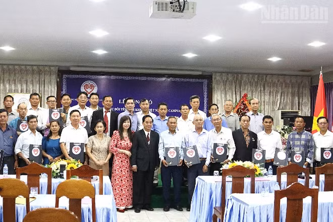 Các đại biểu chụp hình lưu niệm tại buổi lễ. (Ảnh: HUY VŨ)