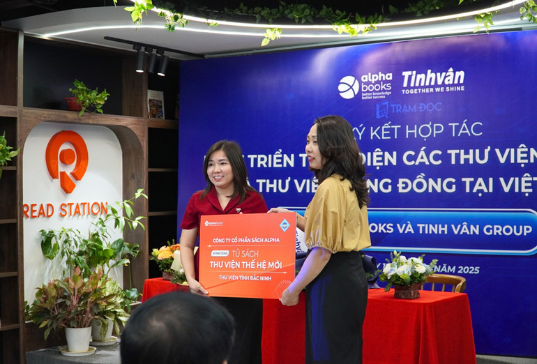 Đại diện Alpha Group trao tặng tủ sách Thư viện thế hệ mới cho đại diện Thư viện Bắc Ninh II. le-ky-ket-alpha-books-tinh-van-8.jpg