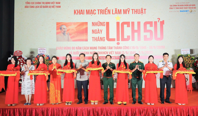 Tham dự khai mạc triển lãm có nhiều tướng lĩnh, cựu chiến binh và công chúng yêu nghệ thuật. thuy-212.jpg