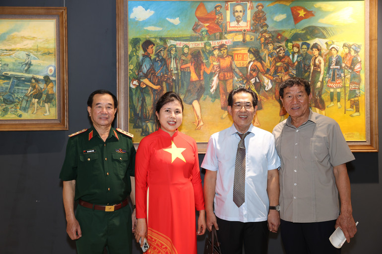 Họa sĩ Nguyễn Thu Thủy và các khách mời tại lễ khai mạc triển lãm. thuy-7.jpg