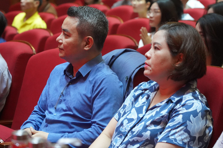 Đạo diễn chương trình "Bác Hồ một tình yêu bao la"- Nghệ sĩ Ưu tú Trịnh Mai Nguyên (bên trái). kich-3.jpg