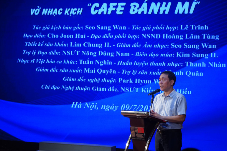 Nghệ sĩ Ưu tú Kiều Minh Hiếu-Giám đốc Nhà hát Kịch Việt Nam chỉ đạo nghệ thuật hai chương trình. kich-4.jpg