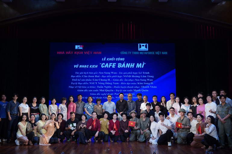 Các nghệ sĩ Nhà hát Kịch Việt Nam và Hàn Quốc tại lễ khởi dựng vở nhạc kịch "Café bánh mì". kich-6.jpg