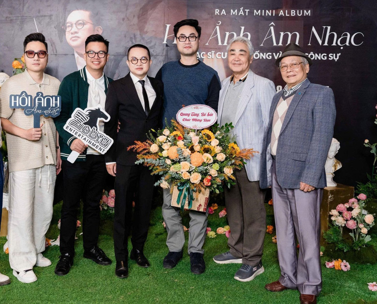 Народний артист Куанг Тхо (другий праворуч) ділиться радістю з 8-кратним музикантом Куонг Тонгом на церемонії анонсу свого першого персонального міні-альбому. tc4.jpg