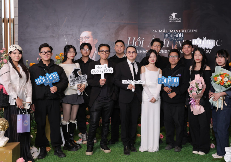 Музикант Куонг Тонг та команда продюсерів на церемонії анонсу міні-альбому tc7.jpg