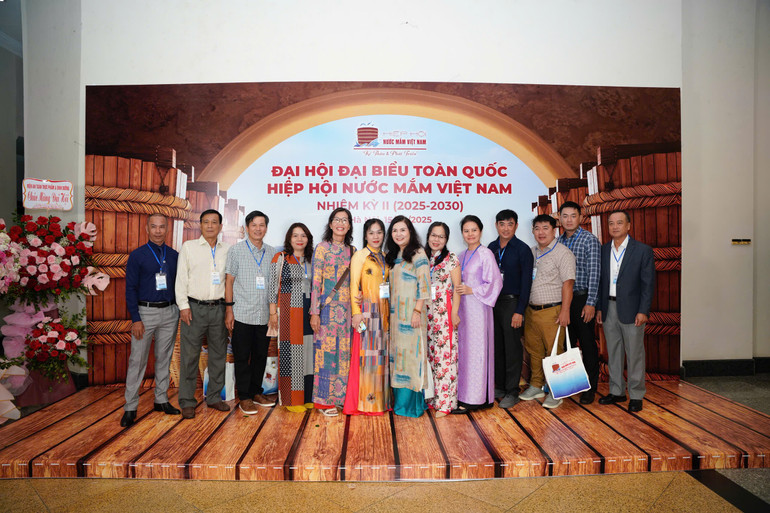 Đại hội có sự tham dự của nhiều đại biểu Bộ và ngành nghề, doanh nghiệp liên quan với nhiều đóng góp thiết thực, hữu ích vì sự phát triển của nghề sản xuất và kinh doanh nước mắm Việt Nam. mam3.jpg