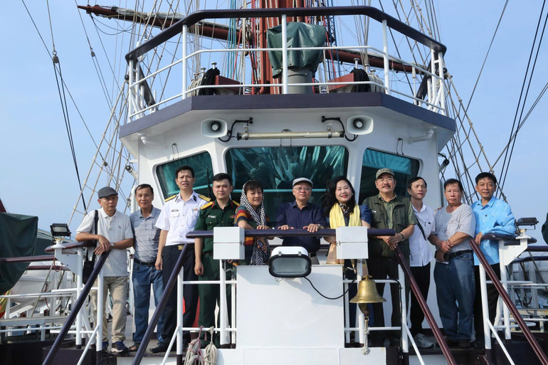 Các nhà văn, nhà thơ trong chuyến đi thực tế biển, đảo Khánh Hòa. clv3.jpg