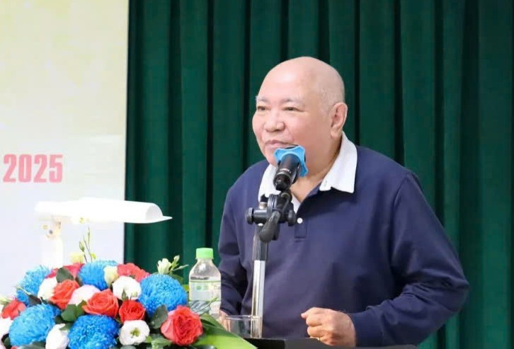 Nhà văn Châu La Việt, người đã hoàn thành tiểu thuyết "Cục Chính trị tiền phương" và tập truyện ngắn, ký sự "Có con sông chảy qua số phận" tại trại sáng tác. clv31.jpg