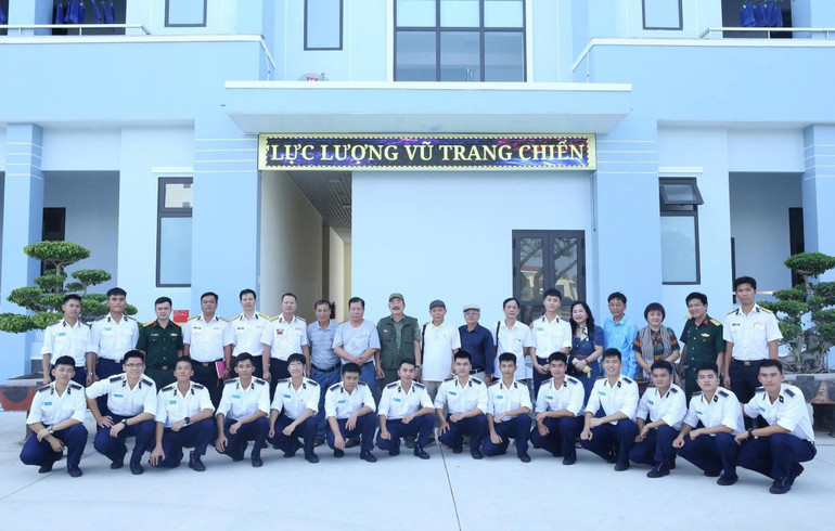 Các nhà văn, nhà thơ dự trại sáng tác thăm và giao lưu với cán bộ, chiến sĩ học viên Học viện Hải quân. clv2.jpg