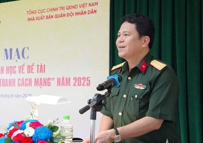 Đại tá, Giám đốc Nhà xuất bản Quân đội nhân dân Phạm Xuân Trường trao đổi với các nhà văn, nhà thơ tham dự Trại sáng tác "Lực lượng vũ trang và chiến tranh cách mạng". clv4.jpg