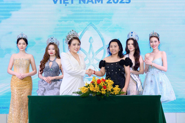 Hoa hậu Lê Thùy-Phó Chủ tịch cuộc thi và doanh nghiệp may mặc Hoàng Quân- nhà tài trợ trang phục áo dài dành cho các thí sinh tại cuộc thi. anh-hb-6.jpg