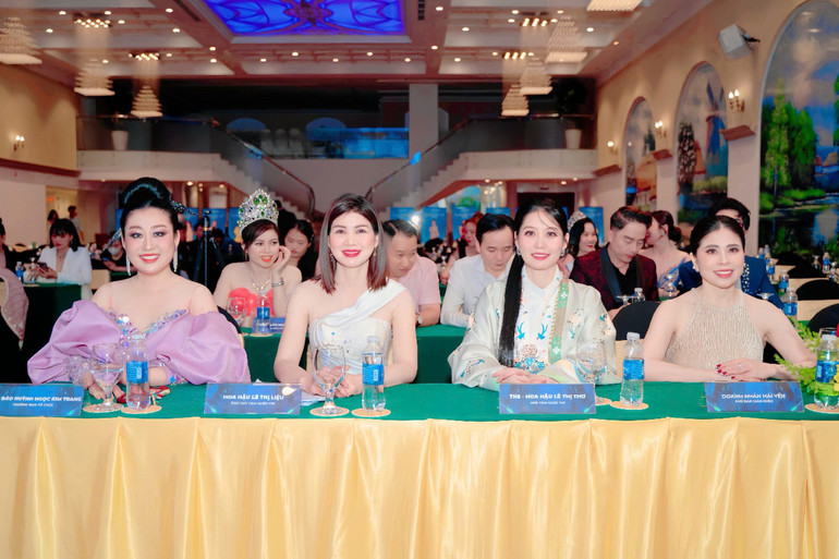 Ban tổ chức và Ban giám khảo cuộc thi có sự tham gia của nhiều nghệ sĩ, hoa hậu nổi tiếng. anh-hb-7.jpg