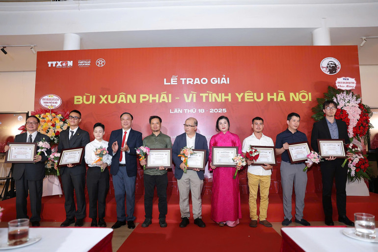 Maler Chu Nhat Quang bei der Preisverleihung „Bui Xuan Phai – Aus Liebe zu Hanoi 2025“. t5.jpg