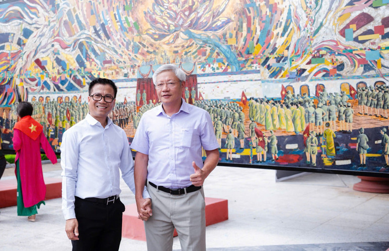 Der Maler Nguyen Thanh Tung, der Lehrer und Bruder, der Chu Nhat Quang auf seiner Reise zur Erforschung der großformatigen Lackmalerei begleitete, inspirierte ihn auf die Idee, Werke über Präsident Ho Chi Minh zu schaffen. t21.jpg