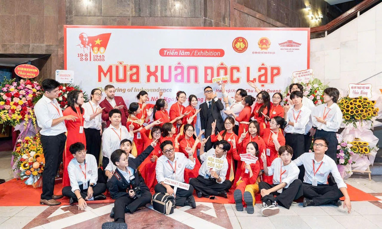 វិចិត្រករ Chu Nhat Quang (ក្នុងឈុតខ្មៅ) ប្រាស្រ័យទាក់ទងជាមួយយុវជននៅឯការតាំងពិពណ៌គំនូរខ្មុក q5.jpg
