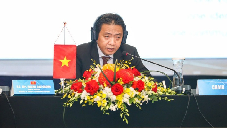 Thứ trưởng Bộ Văn hóa, Thể thao và Du lịch Hoàng Đạo Cương đánh giá cao sự tham gia tích cực của các đoàn và khẳng định thành công của AMMS 8 thể hiện tinh thần đoàn kết, hợp tác và trách nhiệm của các quốc gia thành viên trong việc cùng xây dựng một cộng đồng ASEAN gắn bó, thịnh vượng. hdc.jpg